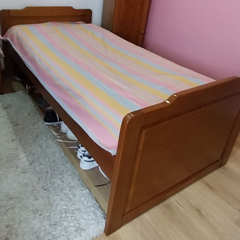 Mesa de cabeceira, cama e móvel de arrumação