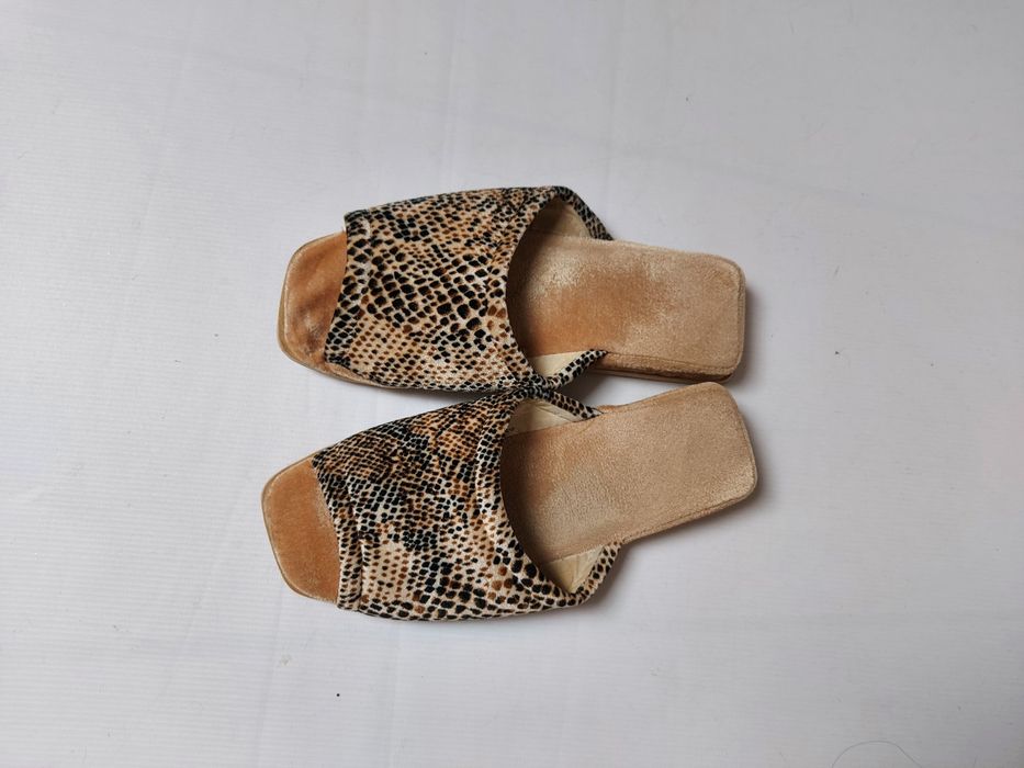 Beżowe kapcie damskie w panterkę odkryte palce 40 wkładka 27 cm