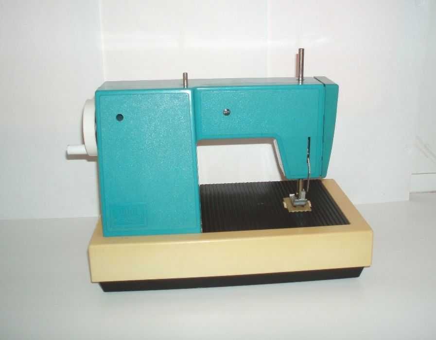 Детская швейная машинка Мichaela фирмы Piko Spielwaren ГДР винтаж