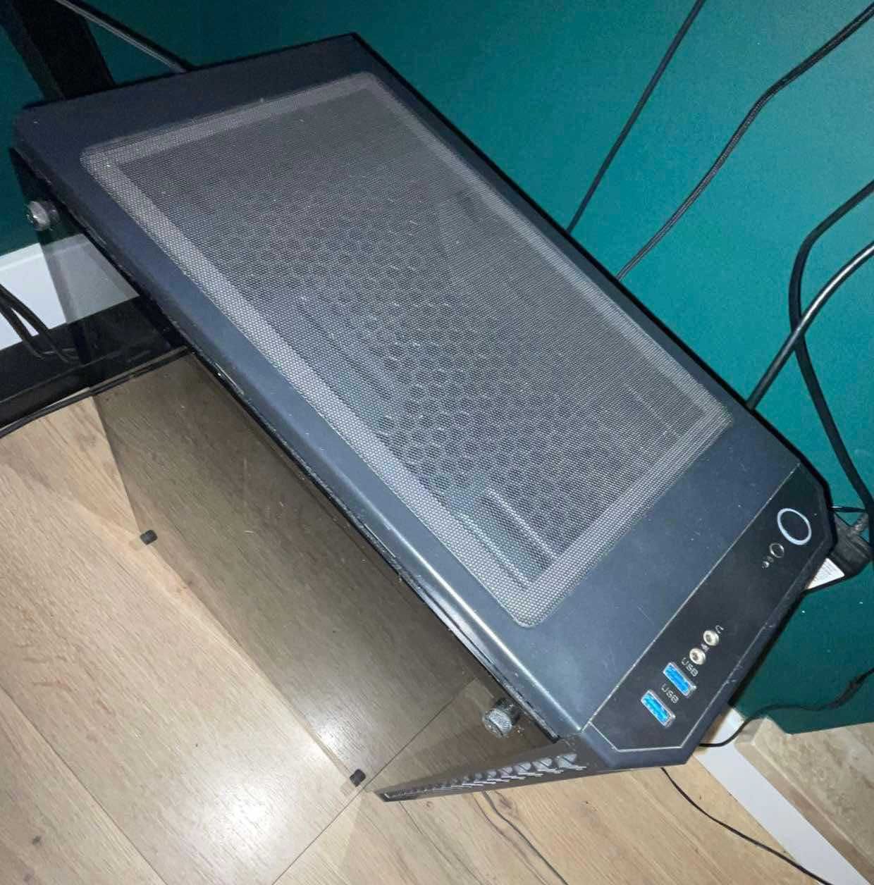 Komputer z monitorem do grania