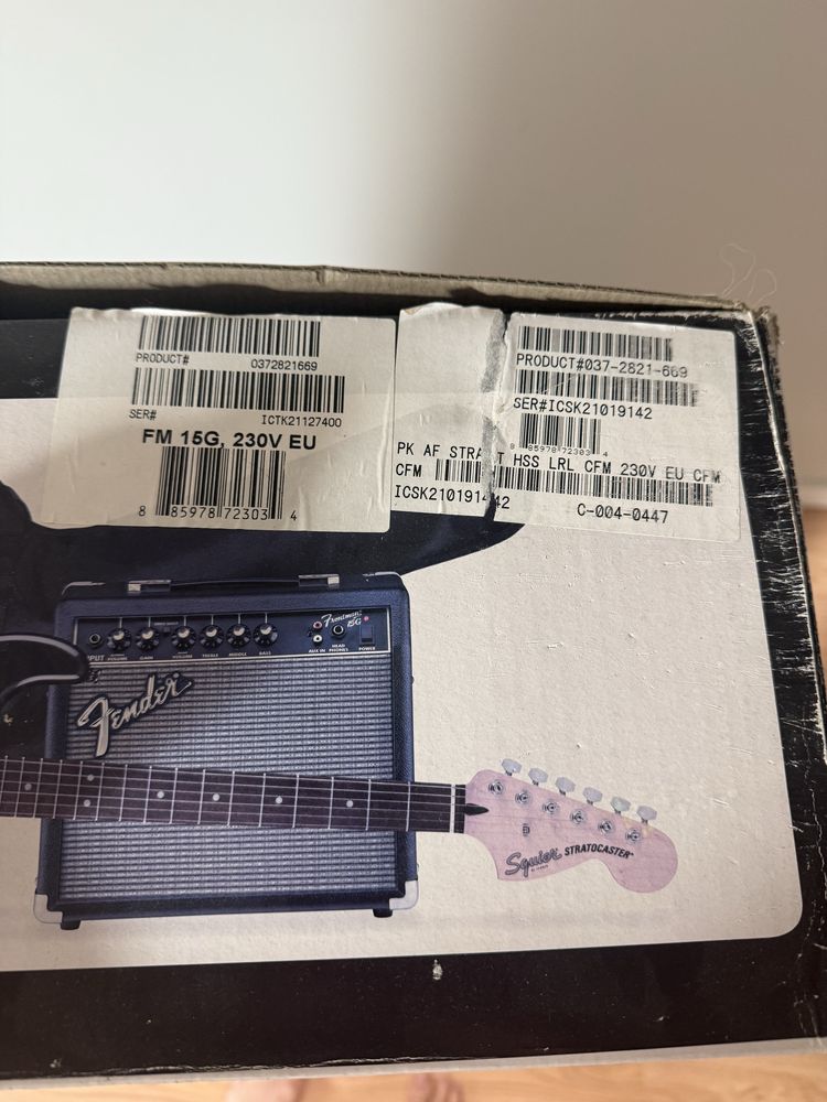 Kit Guitarra/Violão Squier Strat + Amp Fender