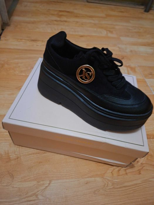 Buty czarne na wzór Beyko