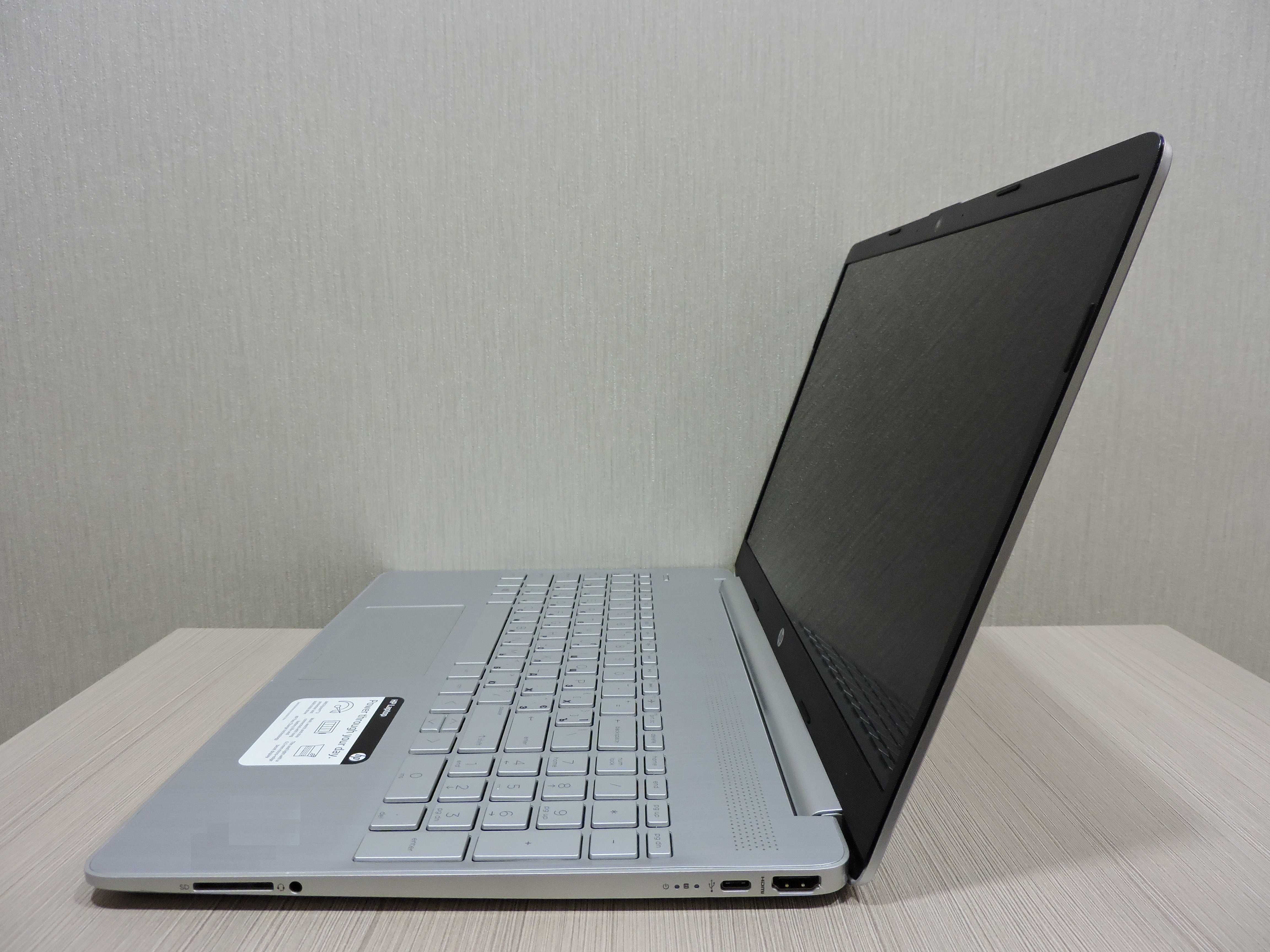 Шестиядерный HP 15-DY5131wm/15.6"/Ryzen 5 5500U/16GB/SSD 512/Vega
