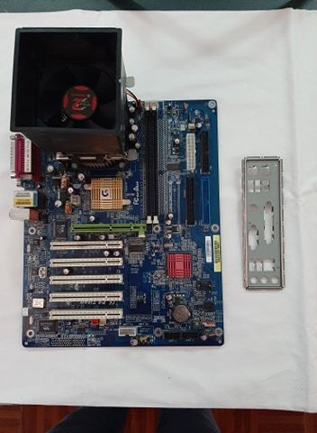 Gigabyte GA-8SGXP Socket 478 Motherboard + Processador e Cooler