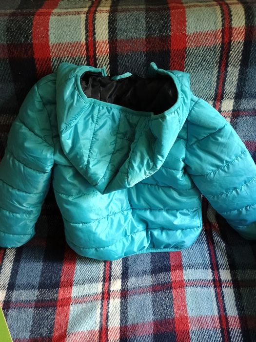 Śliczna błękitna kurtka Sinsay rozmiar 116,kolorowanki i list z nakle