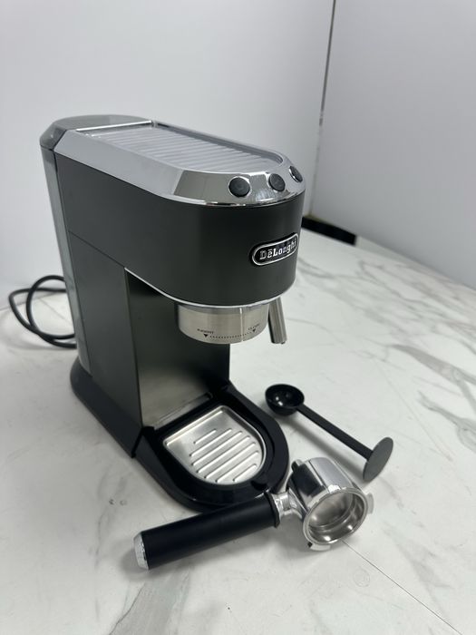 Рожкова кавомашина Delonghi Dedica CE 685 M
