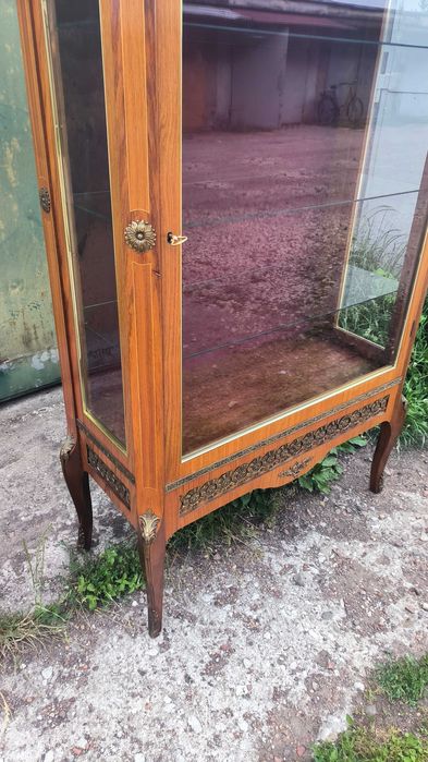Witryna z okuciami. Wymiary 88x38x h - 154