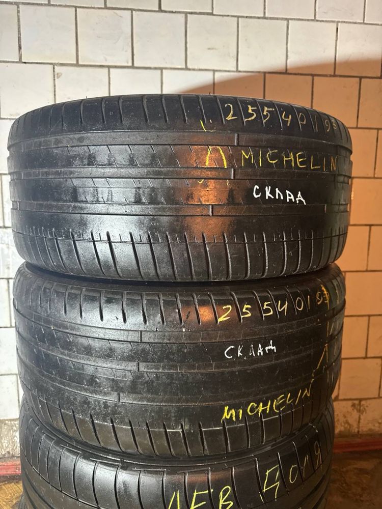 255.40.19 - (2)Dunlop + (2)Michelin