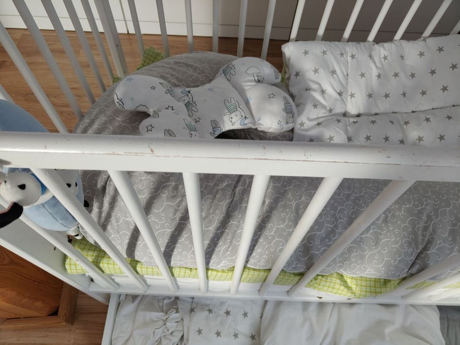 Drewniane łóżeczko z szufladą, materacem przescieradlami i poszewkami