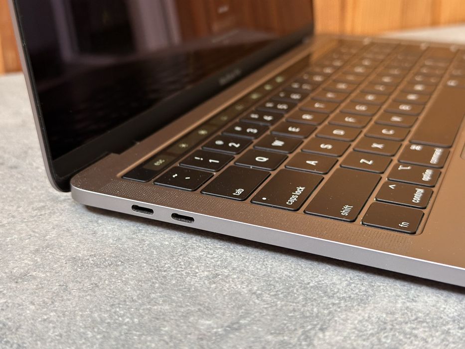 Apple Macbook pro i7 16gb 512gb в гарному стані