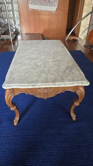 Mesa de apoio com tampo em mármore