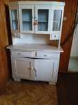 Stary drewniany kredens – retro, styl vintage