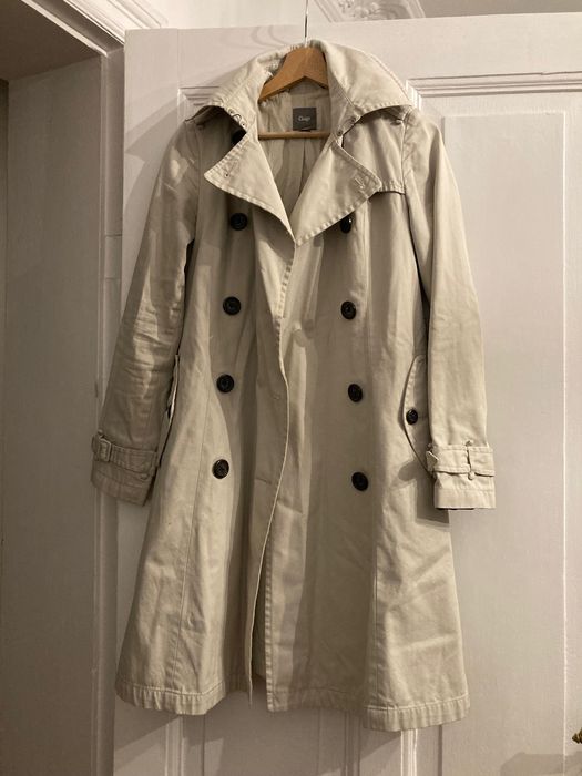 Klasyczny super trencz na wiosne