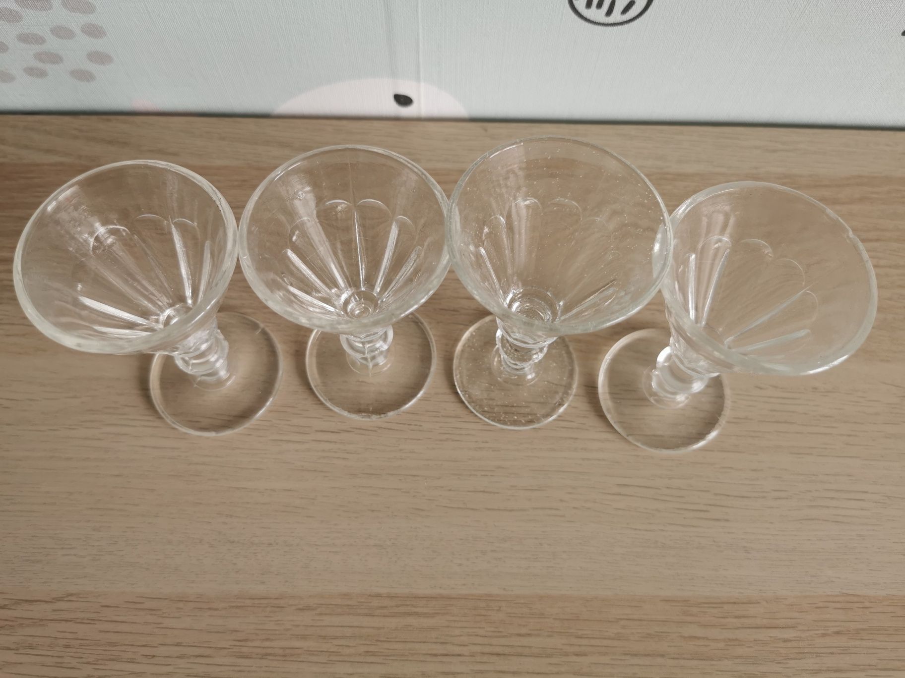 Kolekcja 4 kieliszków szklanych
