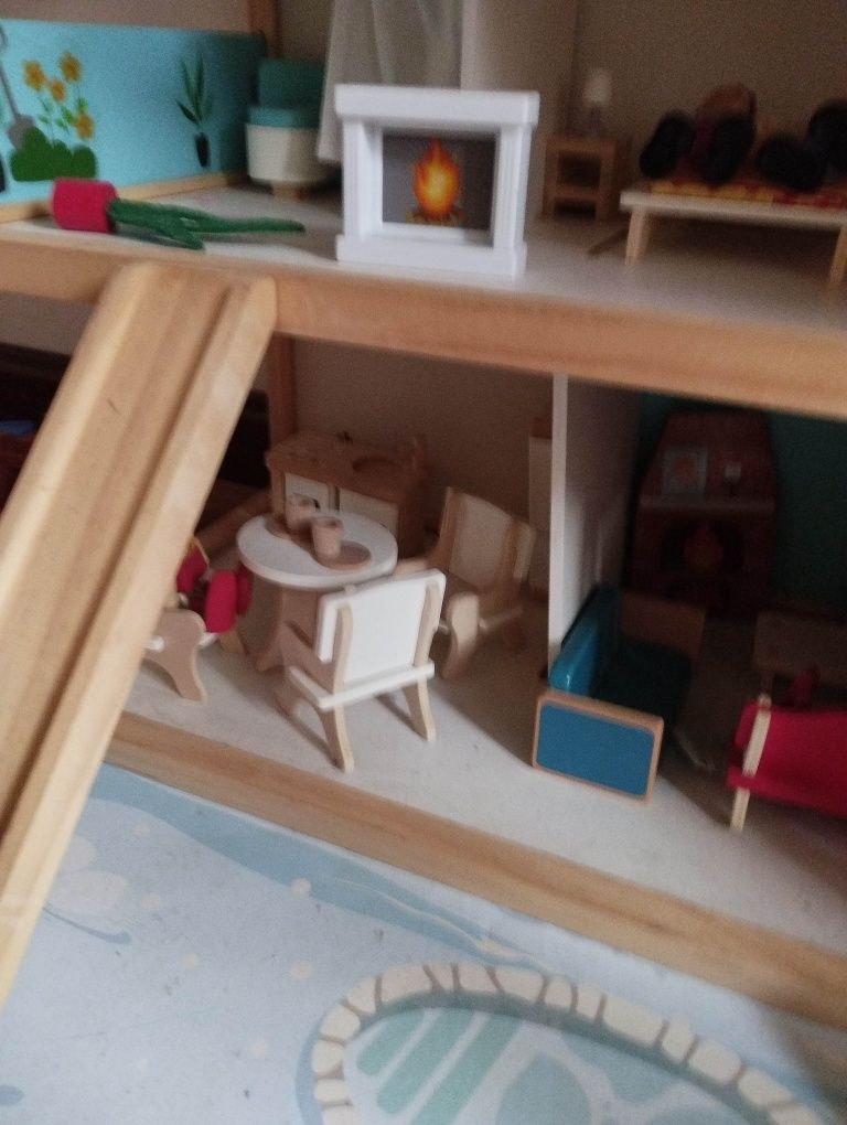 Casa de bonecas em madeira com mais de 80 peças