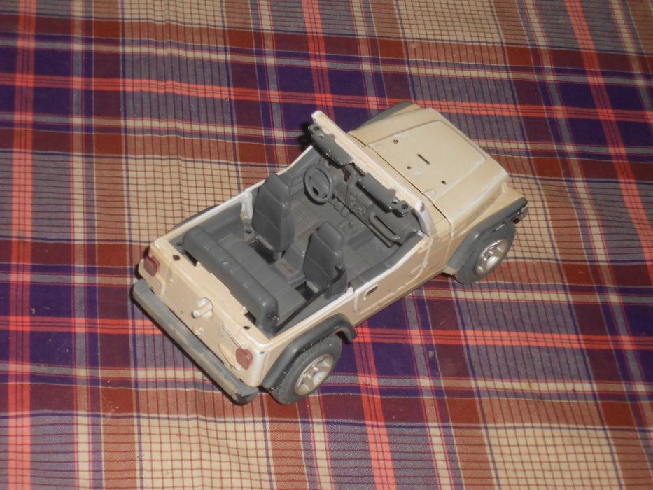 Miniaturas Colecçao Jeep Maisto 1/27 e Lancia Delta Burago 1/24