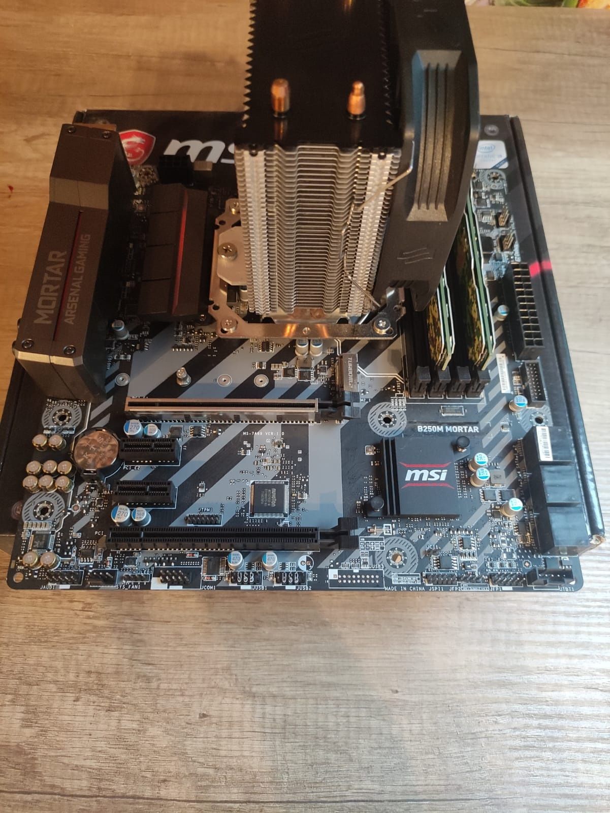 Intel core i5-7500 Płyta głowna msi mortat B250M
Ram Irdm DDR 4 16gb (