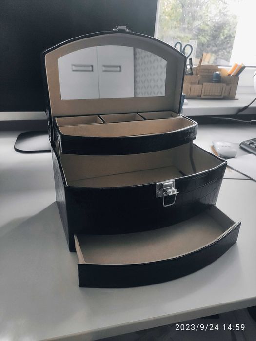 Szkatułka, kuferek na biżuterię lub przybornik na nici