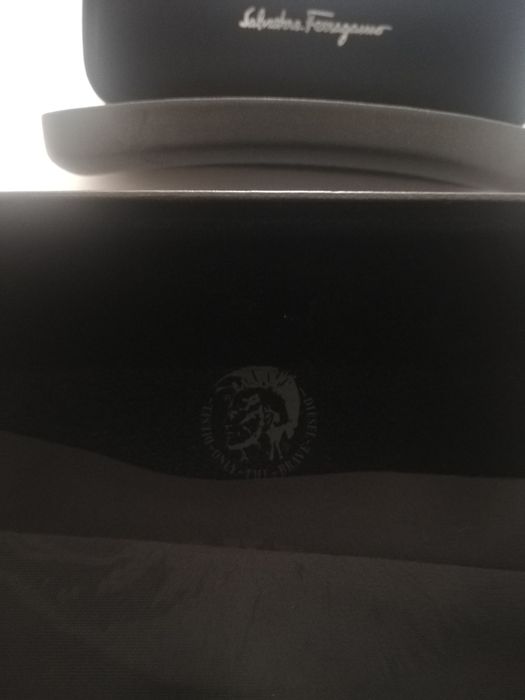 Caixas de óculos Salvatore Ferragamo e Diesel l