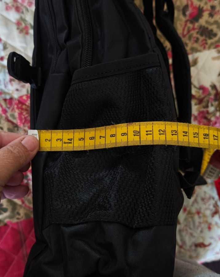 Mochila preta com divisão para computador portátil