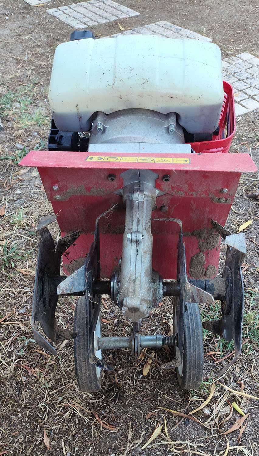Motoenxada a Gasolina, a trabalhar em Bom Estado.