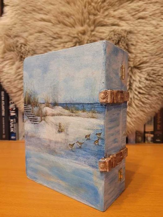 Morska skrzynka w formie książki – ozdoba i schowek w jednym