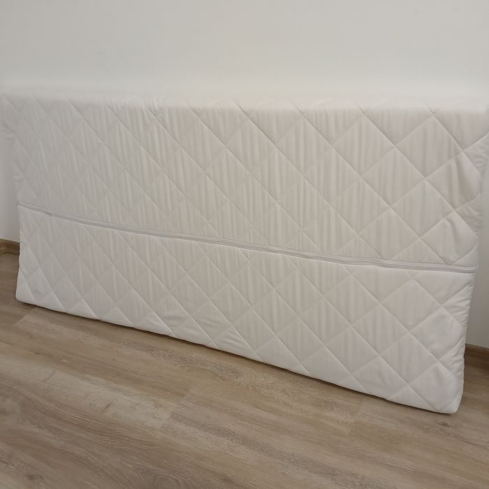 Materac do spania dla dziecka z pokrowcem.