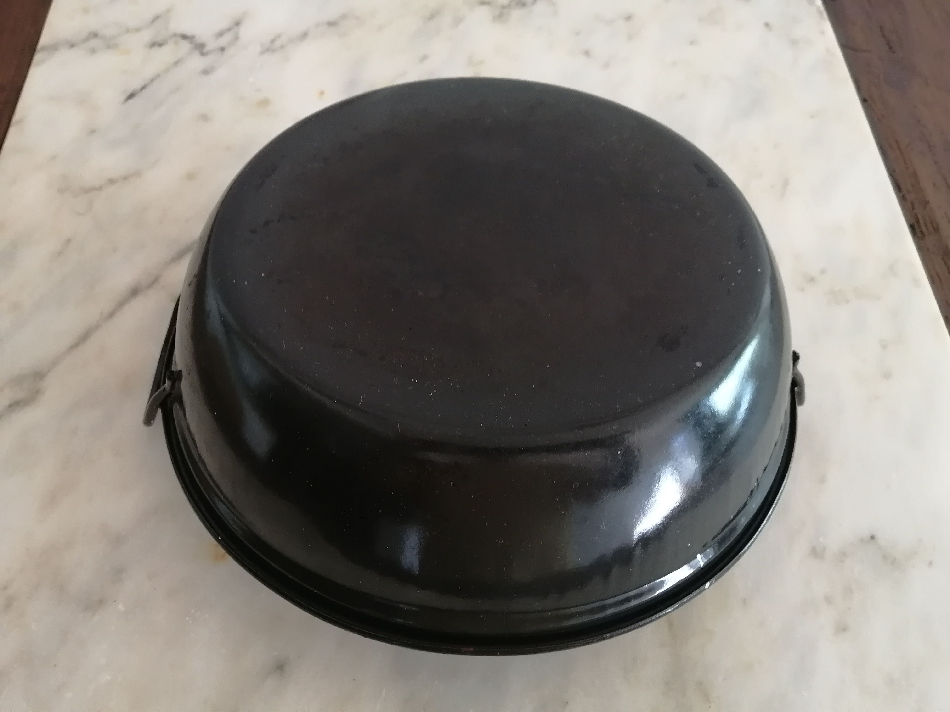sertã em esmalte cerca de 30 cm de diâmetro