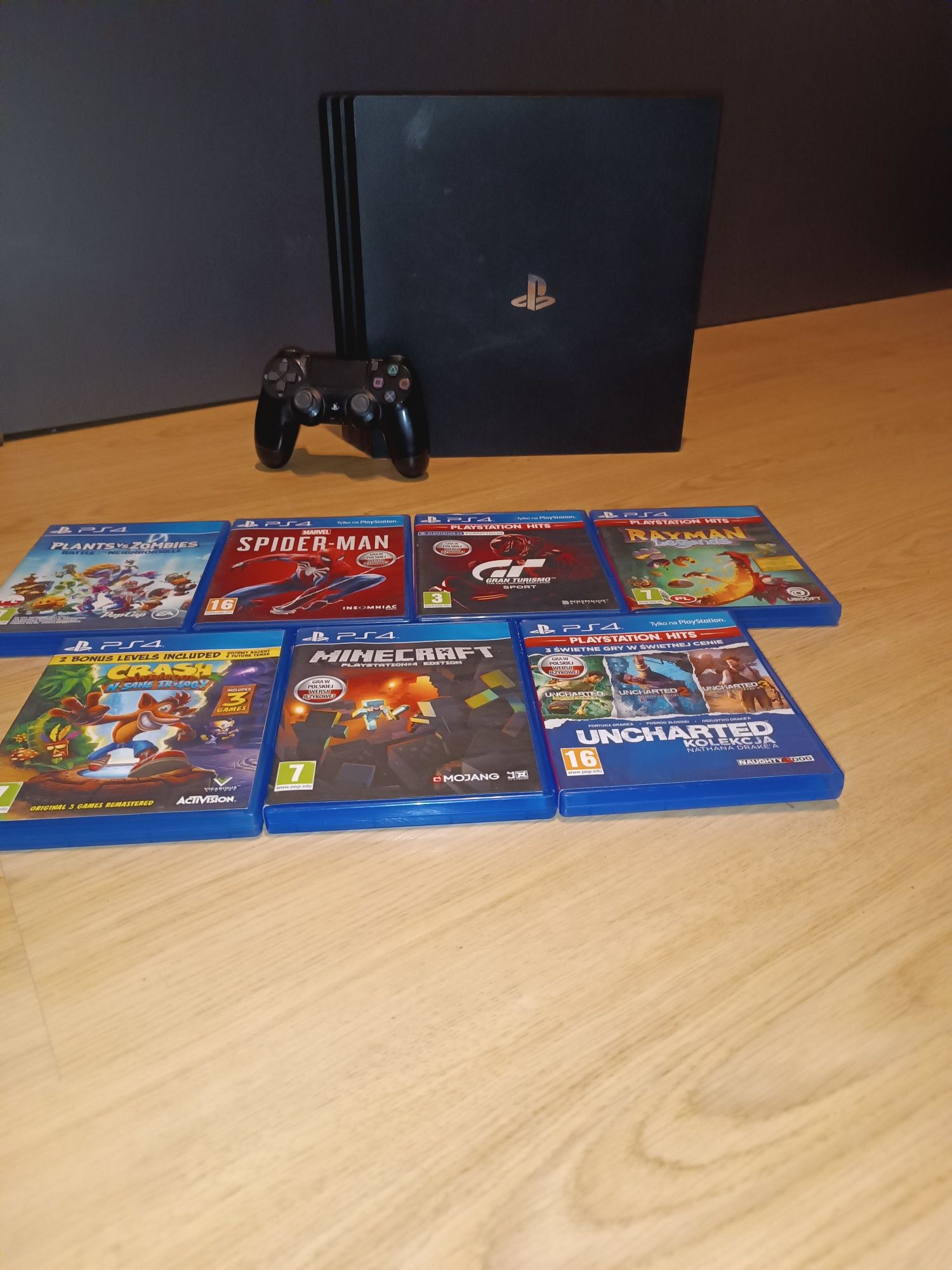 PS4 Pro 1TB + pad + 7 gier (Spider-Man, Minecraft, Crash, Uncharted
