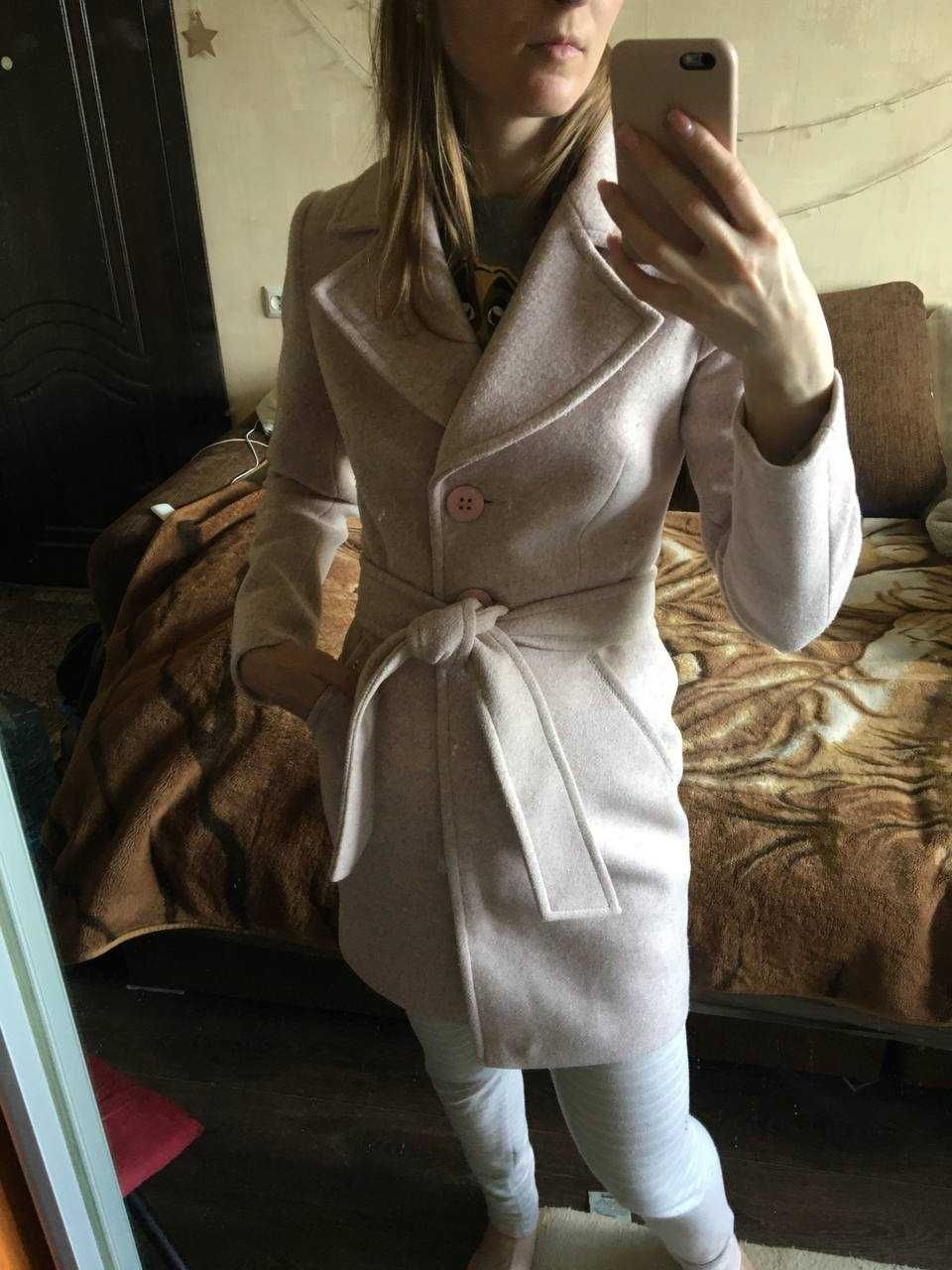 Пальто женское нежно розового цвета