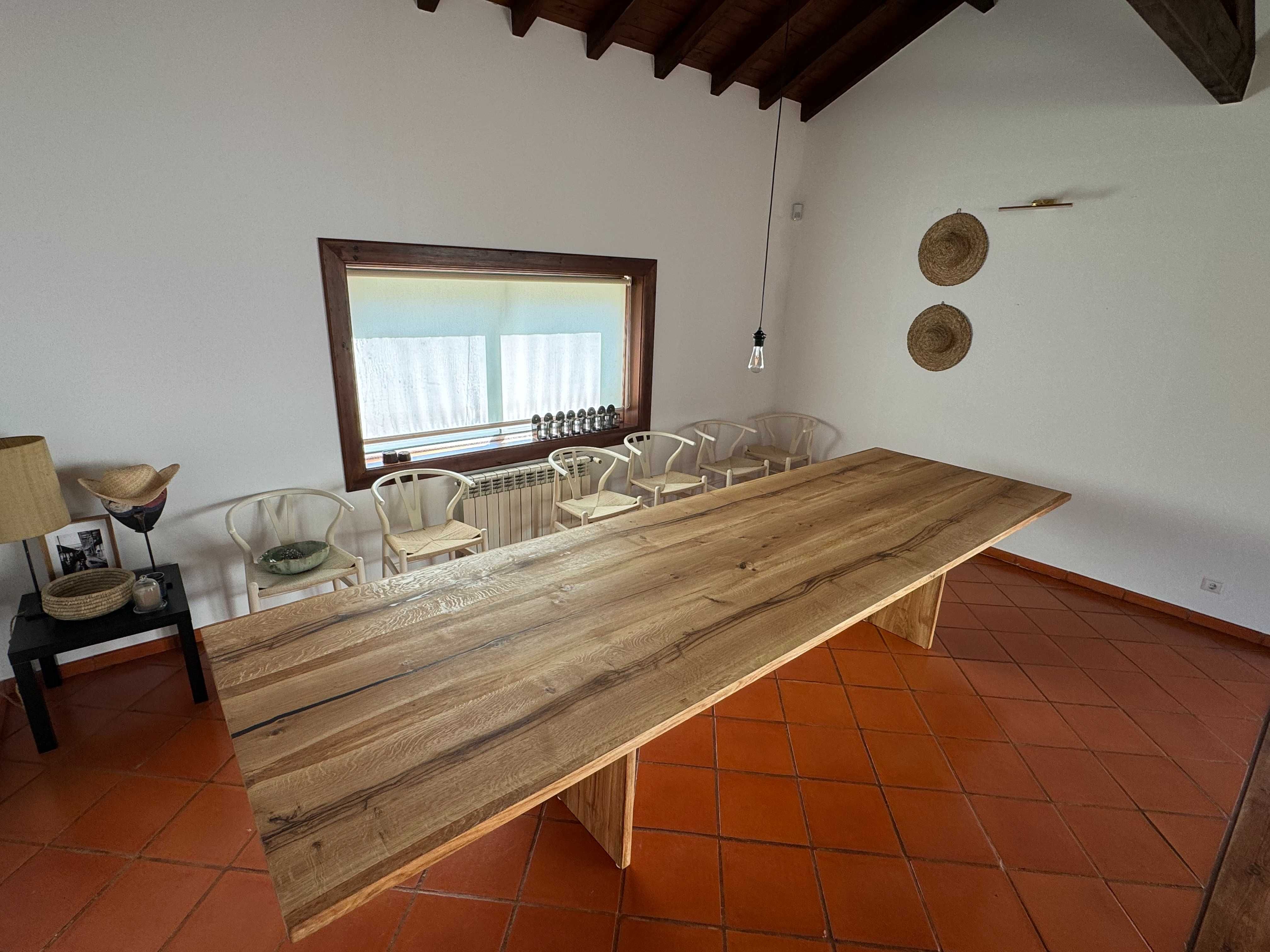 Mesa de jantar em madeira maciça, prateleiras, peças decorativas.