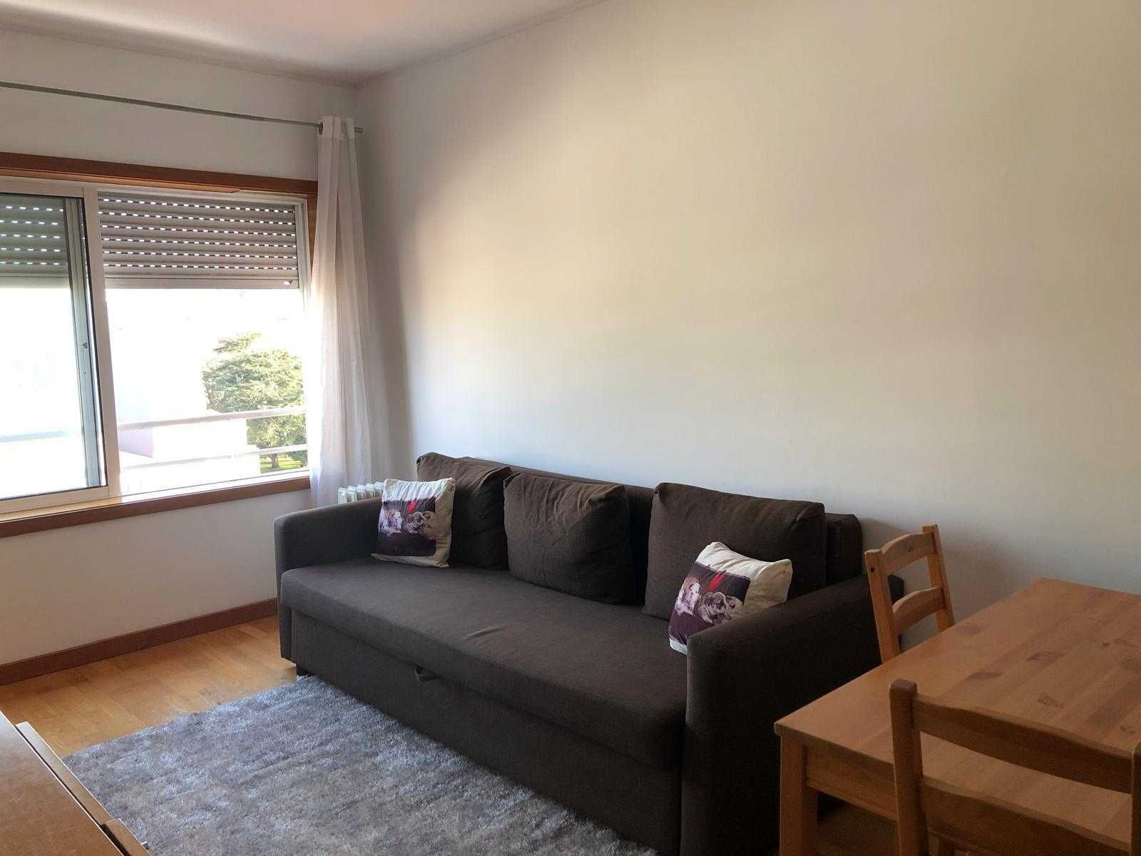 Arrenda-se Apartamento T1 já mobilado na Rua duque de Loulé 246, Porto