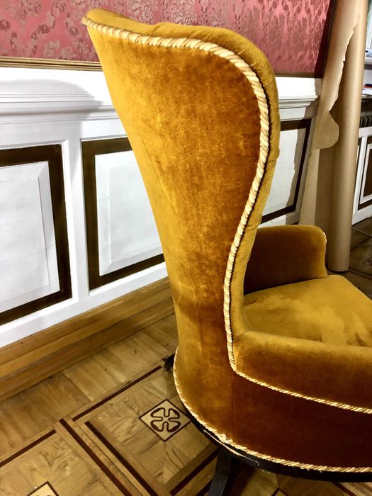 FOTEL USZAK czarny dąb tkanina welur w kol starego złota Francja ANTYK