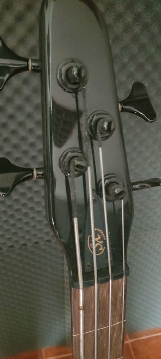 Baixo SX BASS COLLECTION para desocupar.
