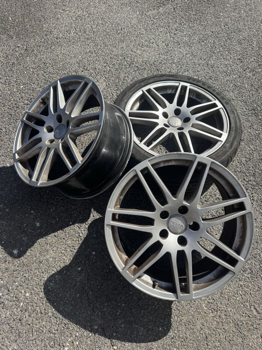 3 jantes Audi, uma delas com pneu