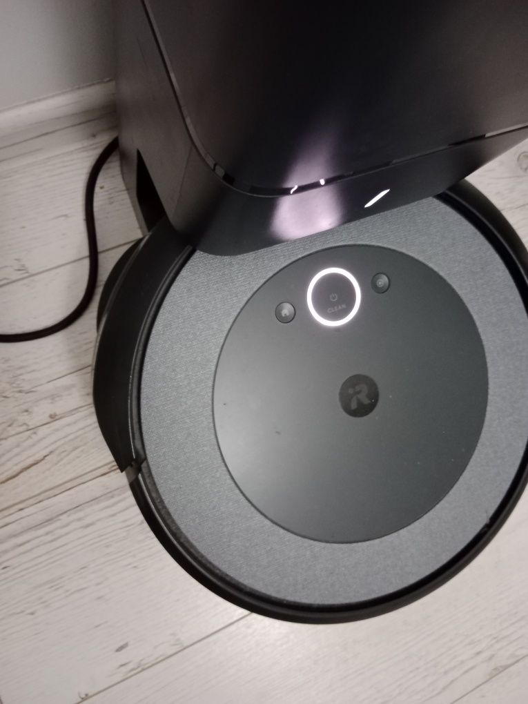 iRobot Roomba i3+ ze stacją oczyszczającą Clean Base idealny mocny