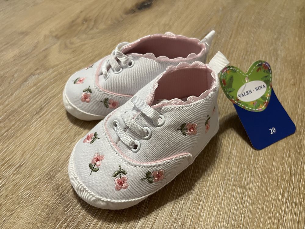 Nowe buciki trampki buty niechodki 18 7-12m białe w kwiatki