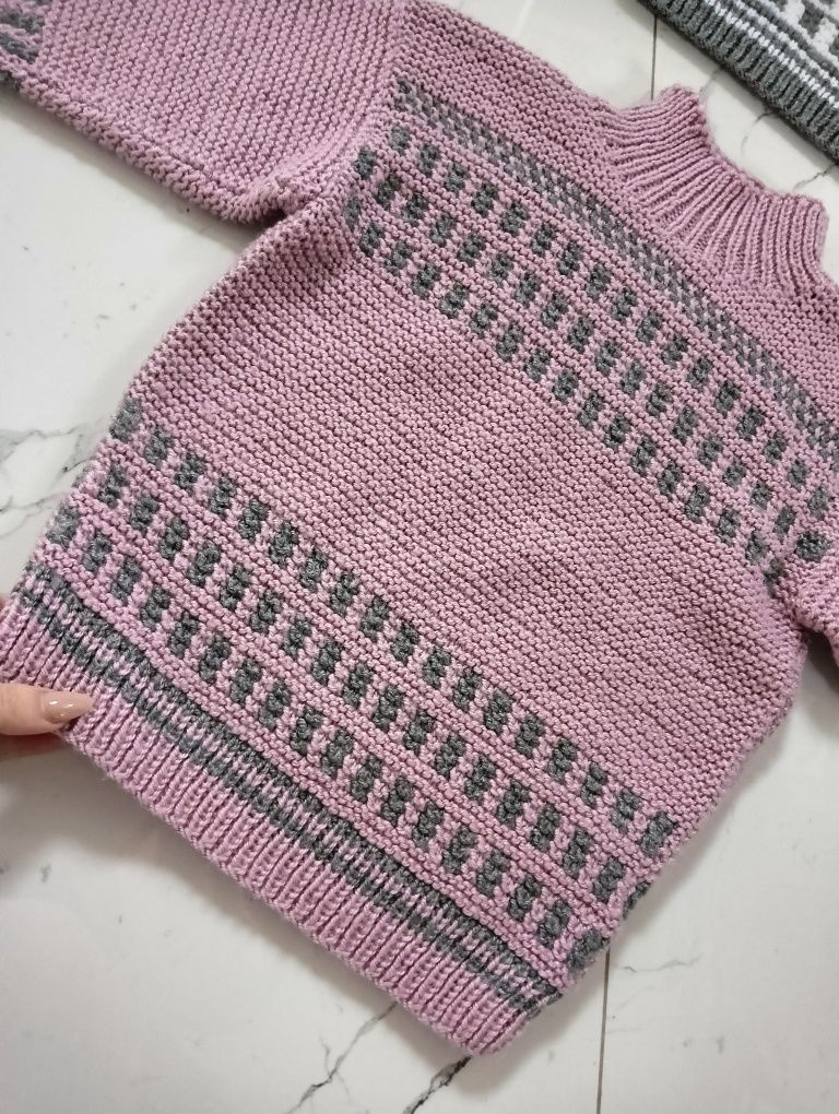 Dwa nowe sweterki zrobione ręcznie na drutach 128-140cm