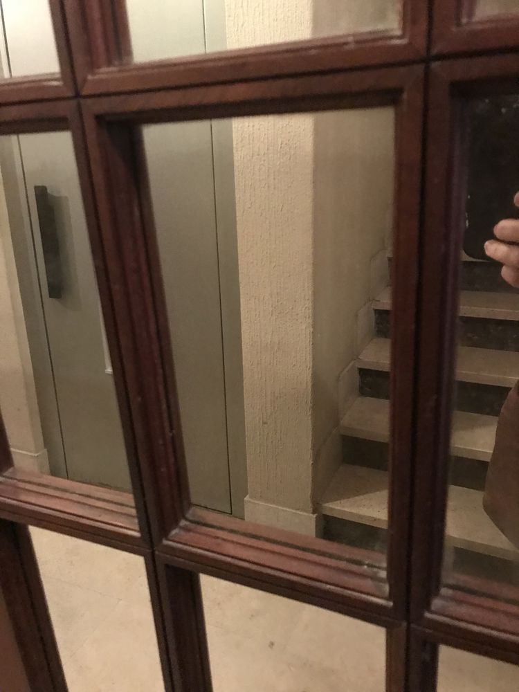 Porta interior com molduras de espelhos