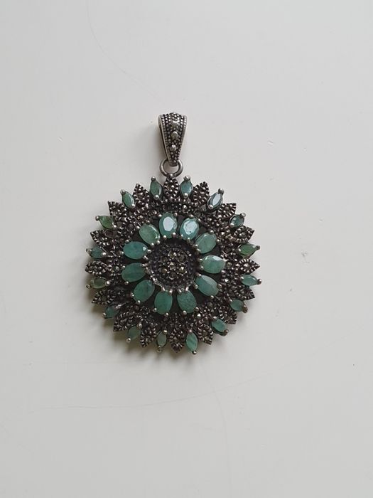 Pendente em prata, marcasites e esmeraldas