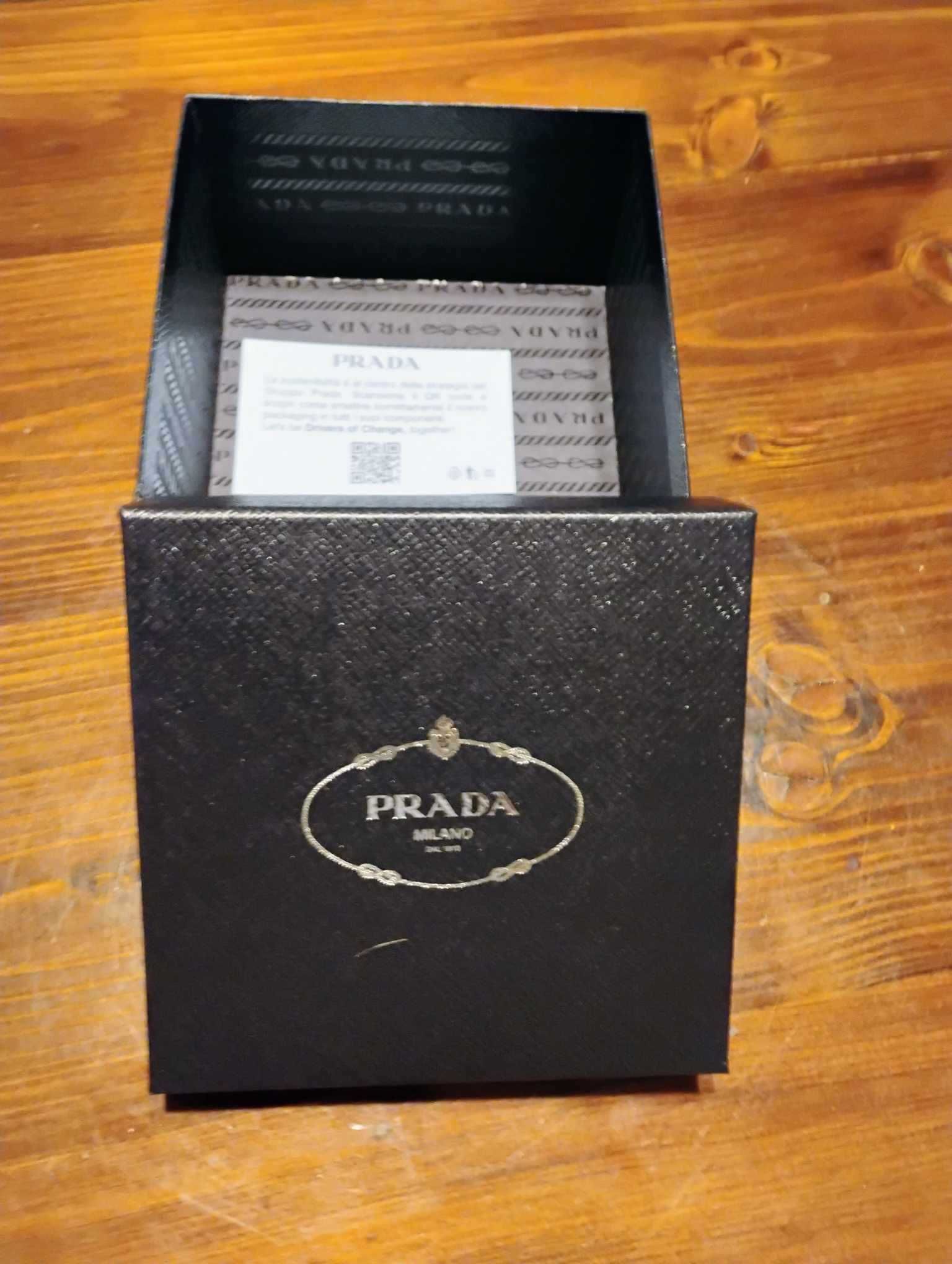 ladny kartonik firmy prada