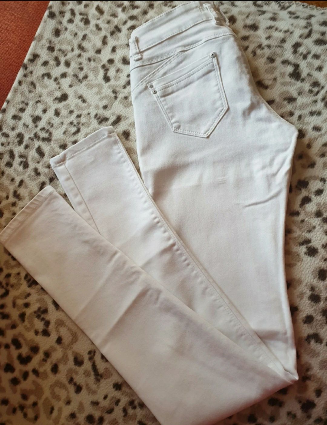 Spodnie białe z efektem push up marki Toxic  Jeans