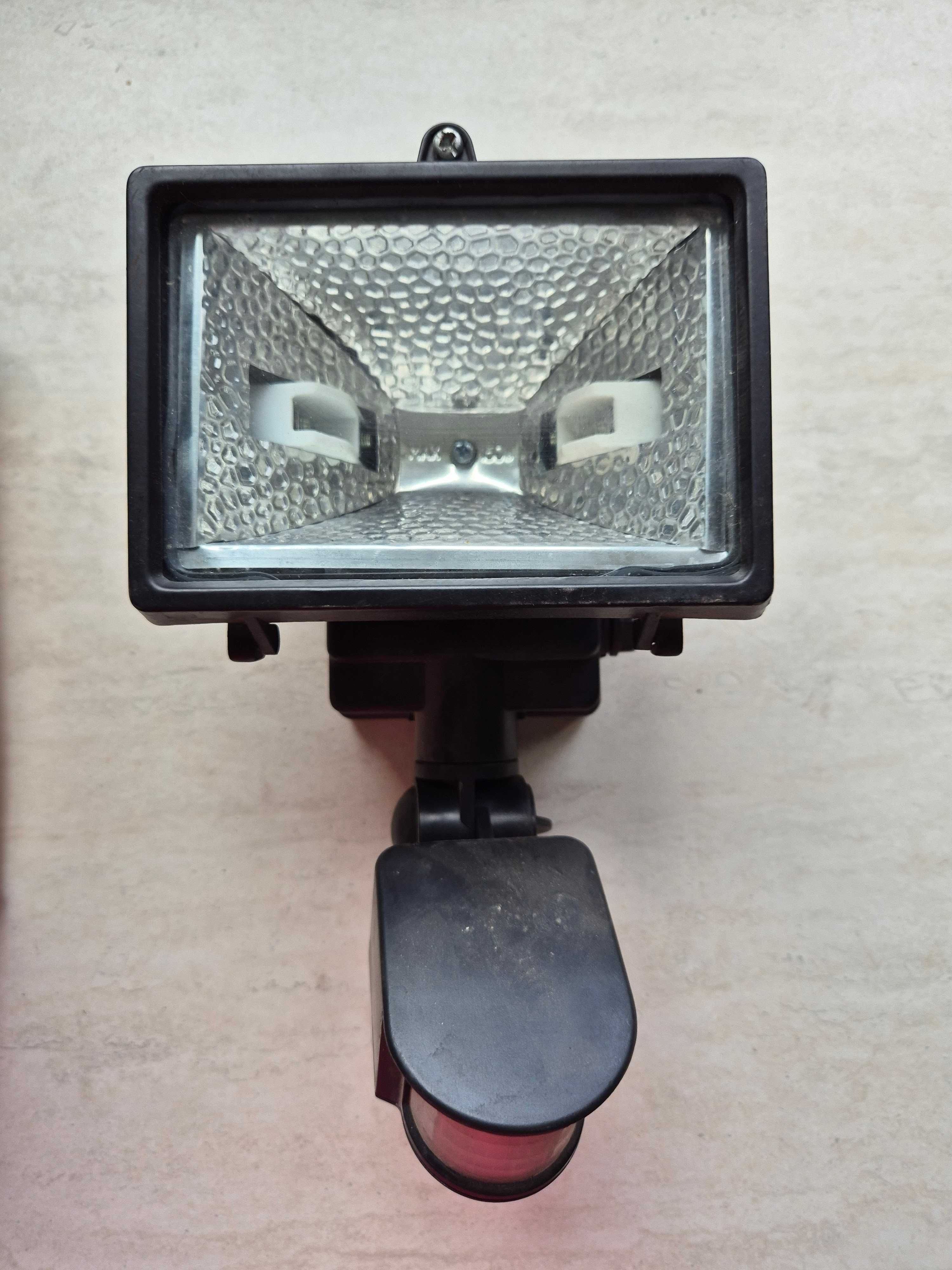 Lampa oprawa halogenowa z czujnikiem ruchu

Zext ES65Z