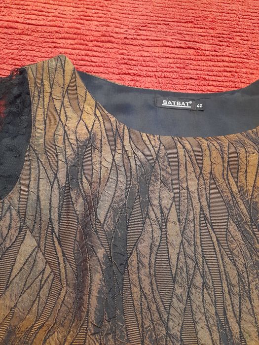 Casaco e blusa em tecido castanho