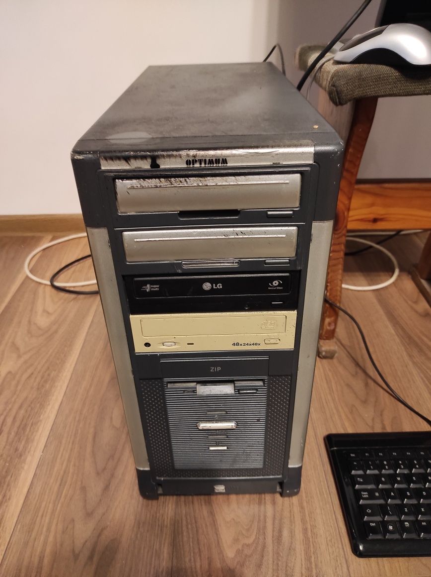 Zestaw komputerowy AMD + monitor 17 cali, klawiatura, mysz