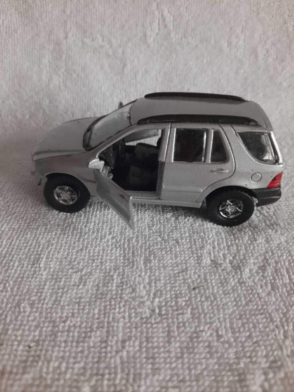 Машинка автомодель Mercedes-Benz ML 320 Maisto 1:41