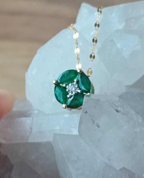 Zawieszka złoto próby 585 z naturalnym szmaragdem i diamentem