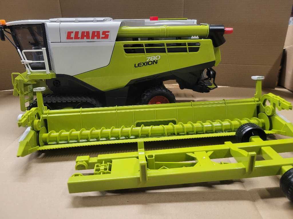 Bruder 02119 Kombajn Claas Lexion na gąsienicach 023.