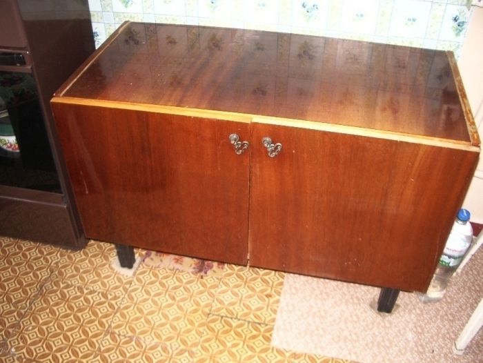 продам тумбочку под телевизор