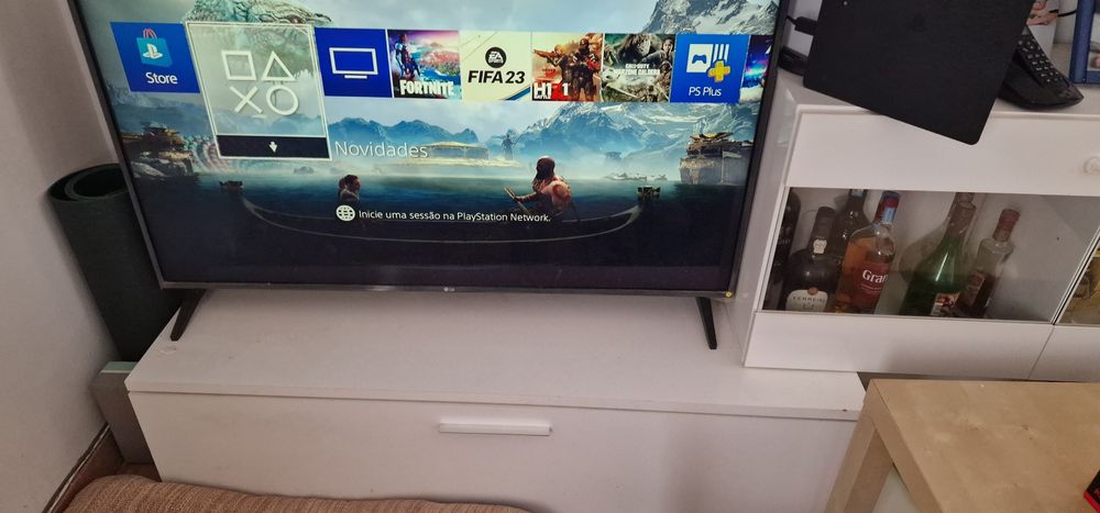 Playstation 4 usada com comando